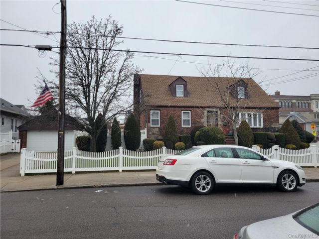  3 BR,  2.00 BTH &nbsp;Other style home in Howard Beach