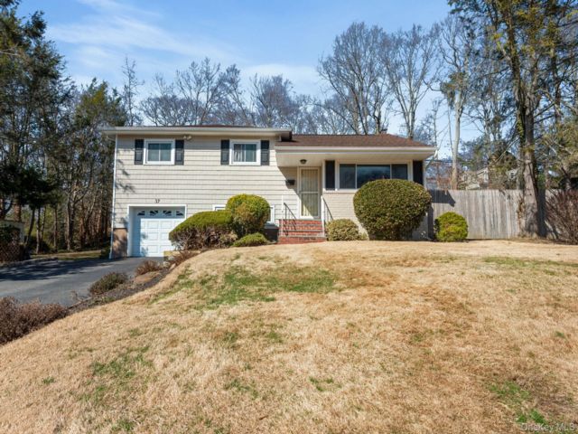  4 BR,  2.00 BTH &nbsp;Split level style home in Halesite