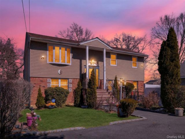 6 BR,  3.00 BTH &nbsp;Hi ranch style home in Roosevelt