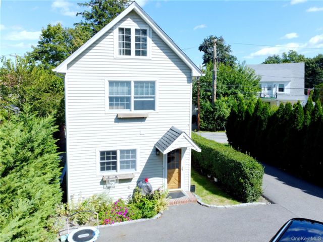  3 BR,  1.00 BTH &nbsp;Colonial style home in Great Neck