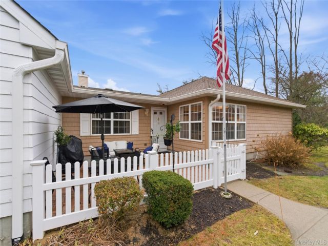  2 BR,  2.00 BTH &nbsp;Condo style home in Coram