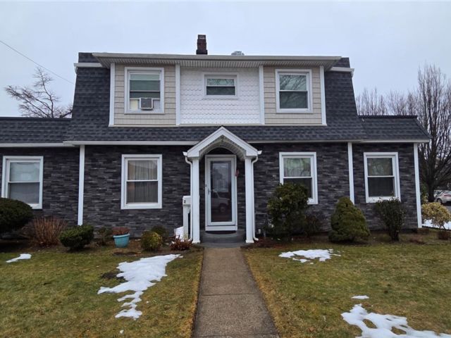 5 BR,  2.00 BTH &nbsp;Colonial style home in Freeport