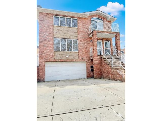  6 BR,  4.00 BTH &nbsp;Colonial style home in Little Neck