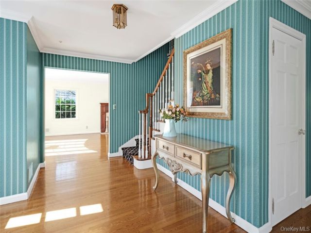  4 BR,  3.00 BTH &nbsp;Colonial style home in Manhasset