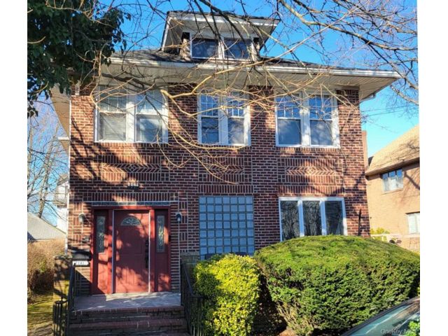  6 BR,  4.00 BTH &nbsp;Colonial style home in Far Rockaway