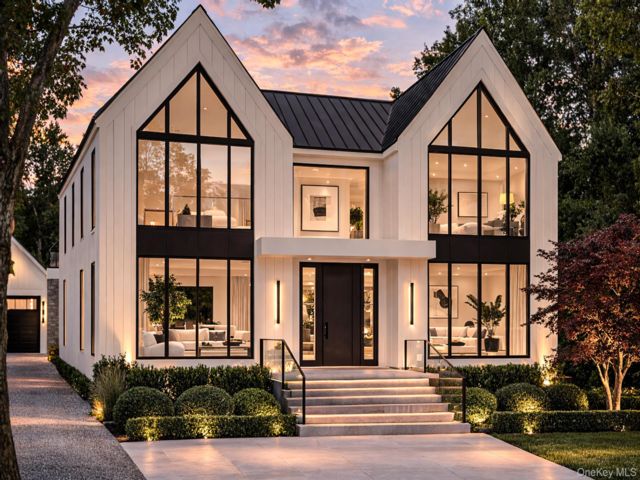  6 BR,  6.00 BTH &nbsp;Post modern style home in East Marion