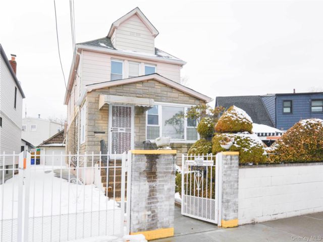  2 BR,  1.00 BTH &nbsp;Colonial style home in East Elmhurst