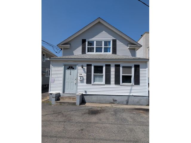  2 BR,  2.00 BTH &nbsp;Colonial style home in Hicksville