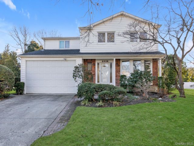  5 BR,  4.00 BTH &nbsp;Colonial style home in Merrick