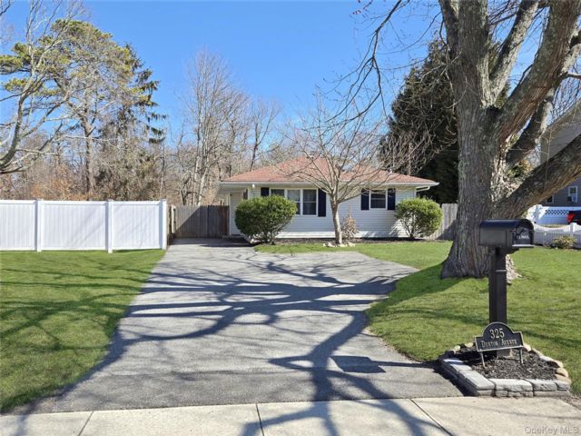  3 BR,  1.00 BTH &nbsp;Ranch style home in East Patchogue