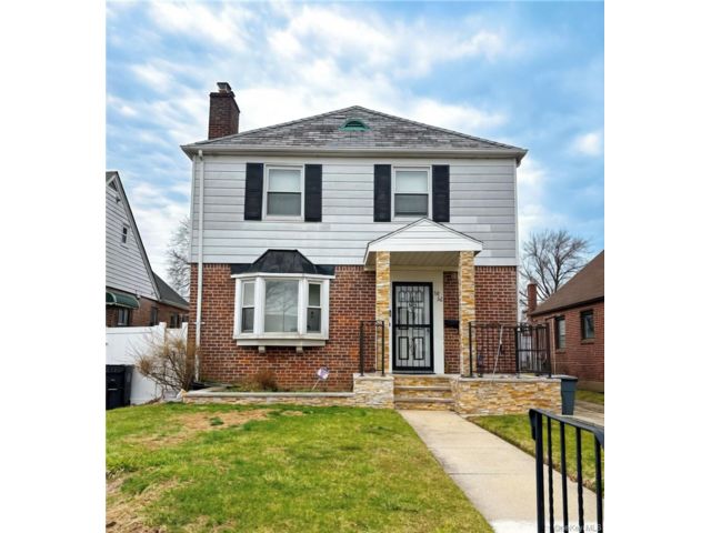  3 BR,  3.00 BTH &nbsp;Colonial style home in Bayside