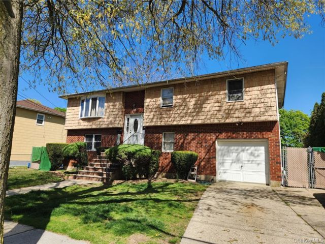  6 BR,  3.00 BTH &nbsp;Hi ranch style home in Hempstead
