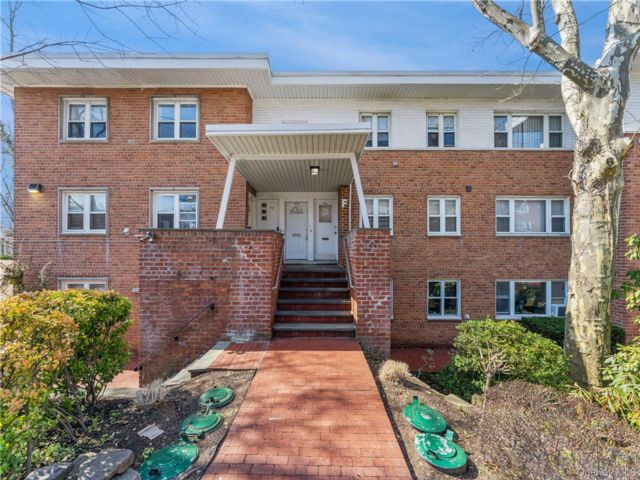  3 BR,  2.00 BTH &nbsp;Garden style home in Great Neck