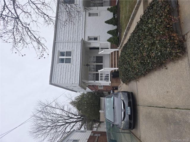  3 BR,  2.00 BTH &nbsp;Colonial style home in Bayside