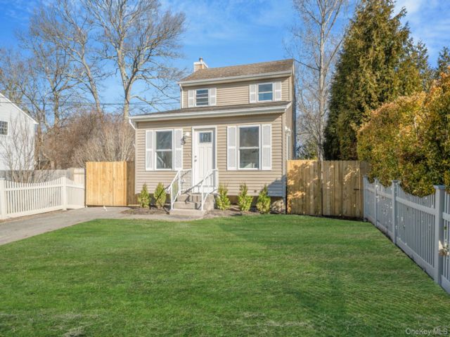  3 BR,  2.00 BTH &nbsp;Cape cod style home in Mastic