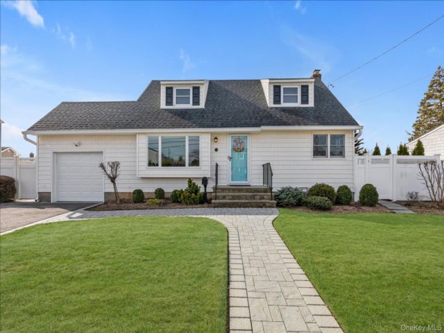  4 BR,  2.00 BTH &nbsp;Cape cod style home in Massapequa Park