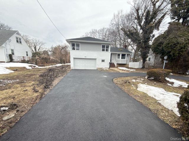  3 BR,  3.00 BTH &nbsp;Split level style home in Roosevelt