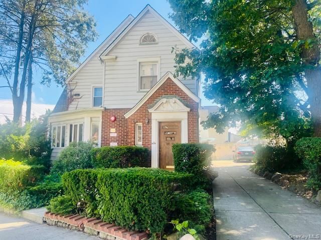  2 BR,  2.00 BTH &nbsp;Victorian style home in Richmond Hill North