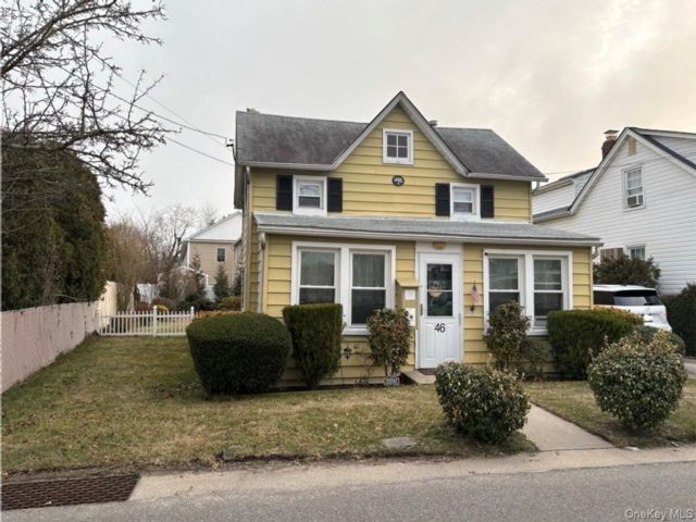  2 BR,  2.00 BTH &nbsp;Colonial style home in Amityville