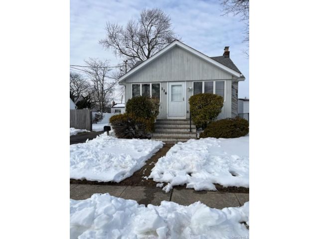  2 BR,  1.00 BTH &nbsp;Bungalow style home in Lindenhurst