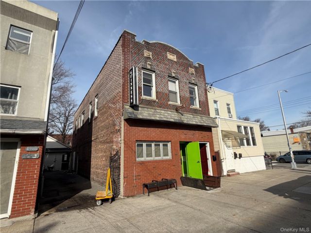 Studio,  0.00 BTH &nbsp;Commercial style home in Woodside