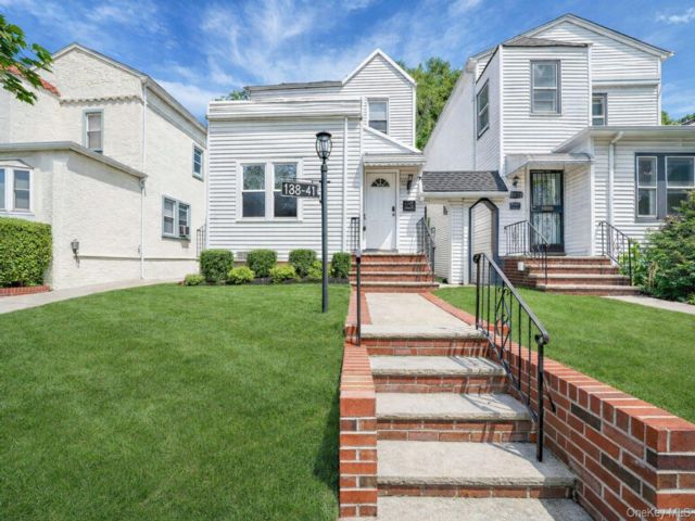  2 BR,  1.00 BTH &nbsp;Colonial style home in Laurelton