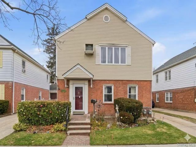  4 BR,  3.00 BTH &nbsp;Hi ranch style home in Bayside