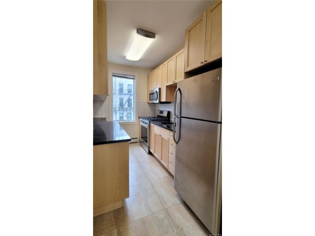  2 BR,  1.00 BTH &nbsp;Colonial style home in Sunnyside