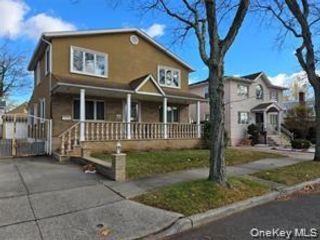  4 BR,  3.00 BTH &nbsp;Colonial style home in Glen Oaks