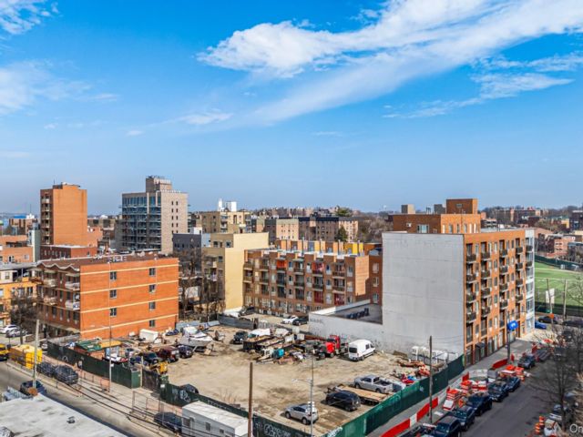 Lot <b>Size:</b> 194.50 x 125 &nbsp;House style home in Flushing