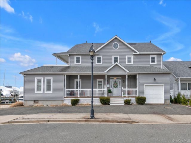  4 BR,  3.00 BTH &nbsp;Colonial style home in Freeport