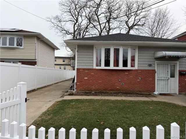  3 BR,  1.00 BTH &nbsp;Ranch style home in Hempstead