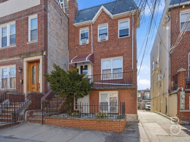  8 BR,  5.00 BTH &nbsp;House style home in Astoria