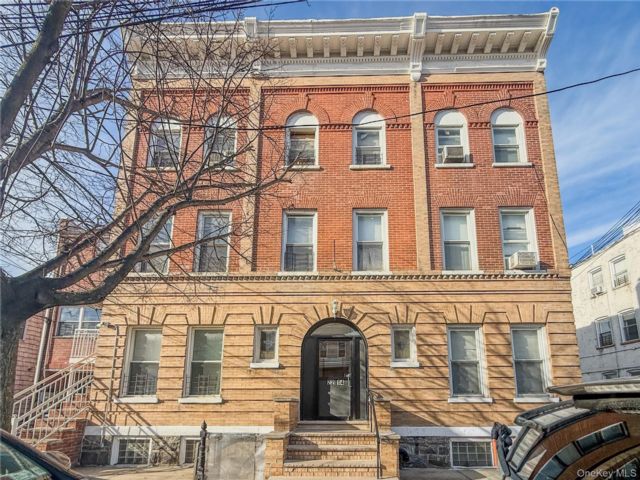 10 BR,  6.00 BTH &nbsp;House style home in College Point