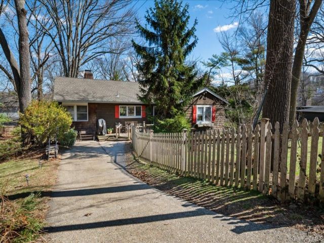  6 BR,  3.00 BTH &nbsp;Ranch style home in Centerport