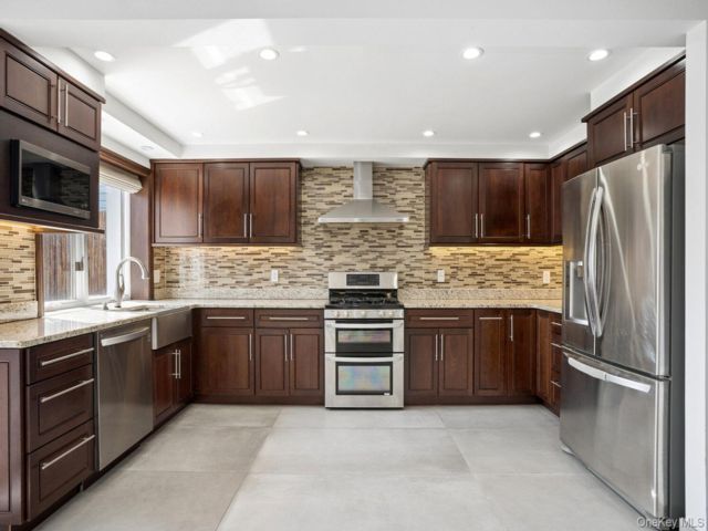  3 BR,  2.00 BTH &nbsp;House style home in Madison