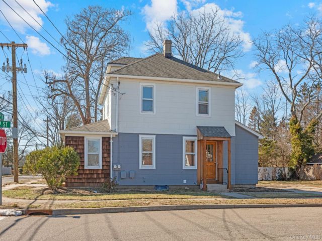  2 BR,  1.00 BTH &nbsp;Foursquare style home in East Northport