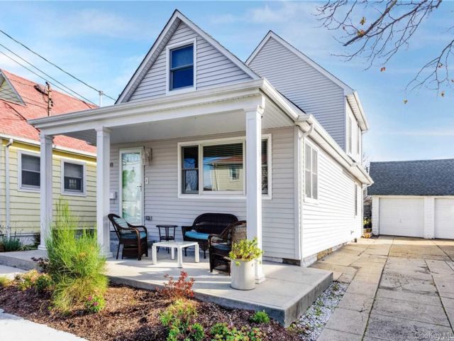  4 BR,  2.00 BTH &nbsp;Contemporary style home in Atlantic Beach