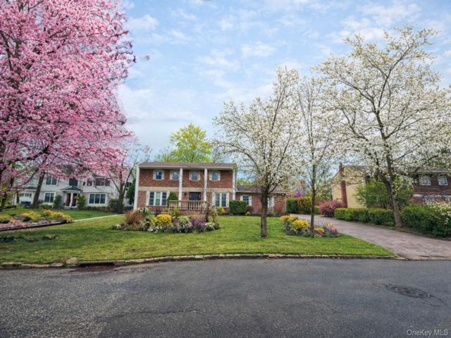  4 BR,  4.00 BTH &nbsp;Colonial style home in Port Washington