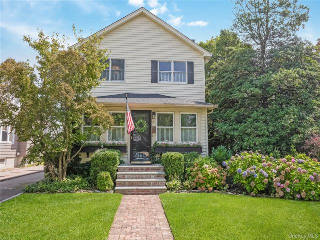  4 BR,  2.00 BTH &nbsp;Colonial style home in Islip