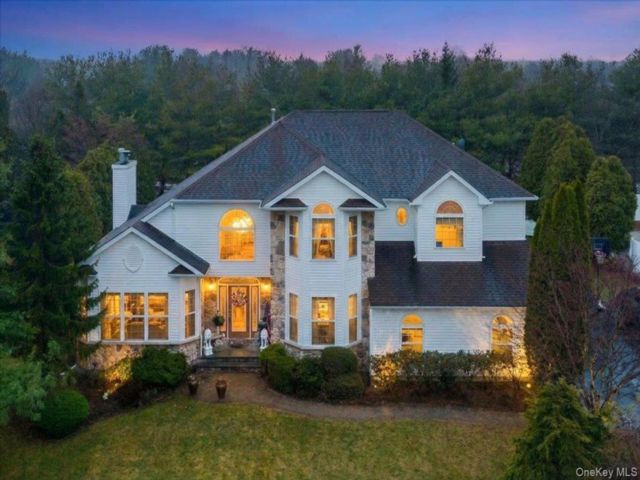  5 BR,  4.00 BTH &nbsp;Colonial style home in Mount Sinai