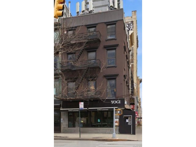  5 BR,  3.00 BTH &nbsp;House style home in New York (manhattan)