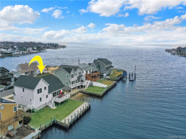  2 BR,  2.00 BTH &nbsp;Colonial style home in Massapequa