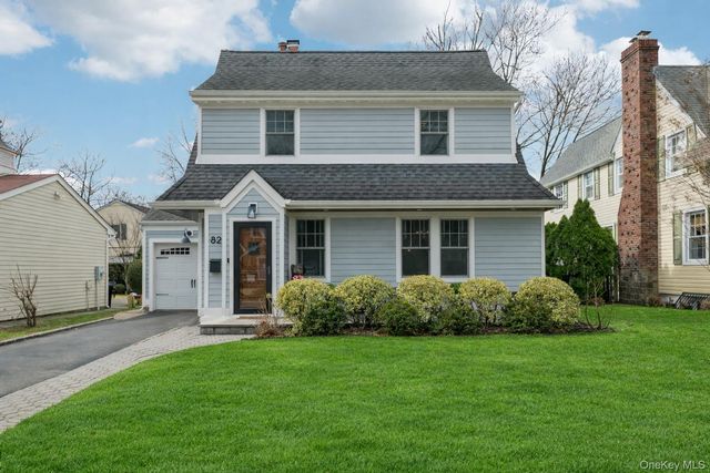  3 BR,  4.00 BTH &nbsp;Colonial style home in Garden City