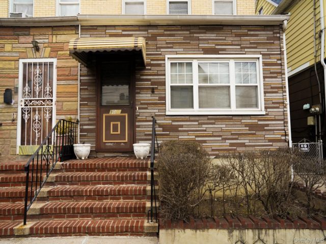  4 BR,  2.00 BTH &nbsp;House style home in Woodhaven