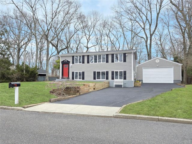 4 BR,  3.00 BTH &nbsp;Split level style home in East Setauket
