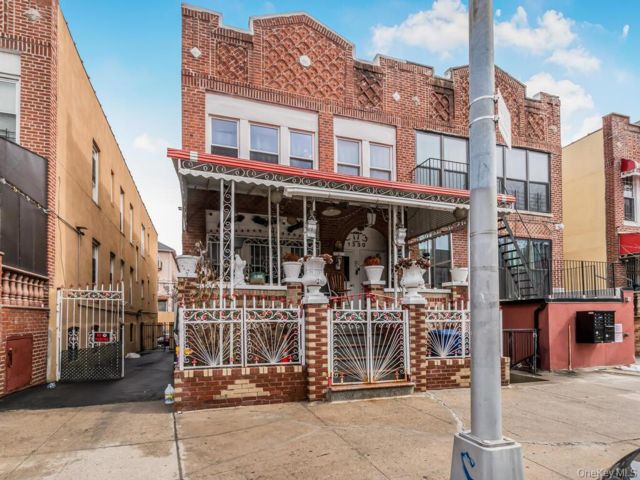  8 BR,  3.00 BTH &nbsp;Modern style home in Soundview