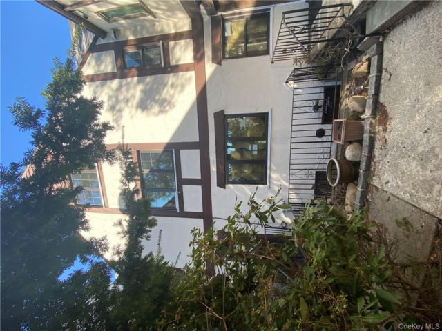  3 BR,  2.00 BTH &nbsp;Other style home in Flushing