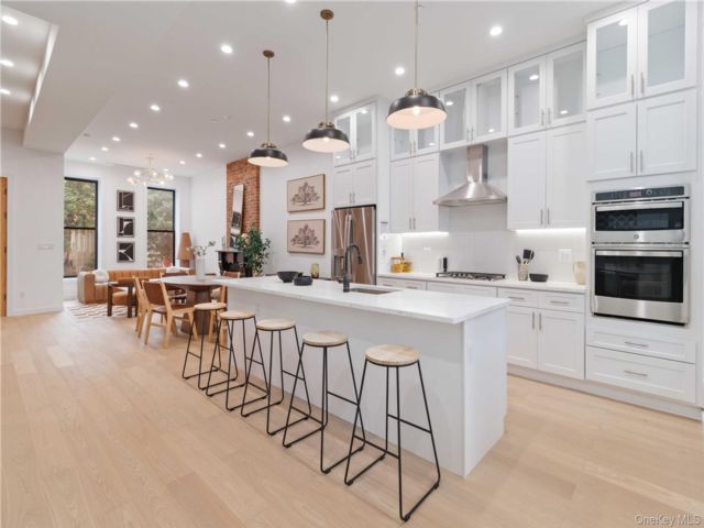  7 BR,  8.00 BTH &nbsp;House style home in Bushwick