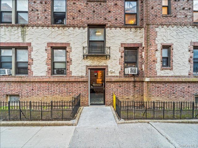  1 BR,  1.00 BTH &nbsp;Garden style home in Rego Park